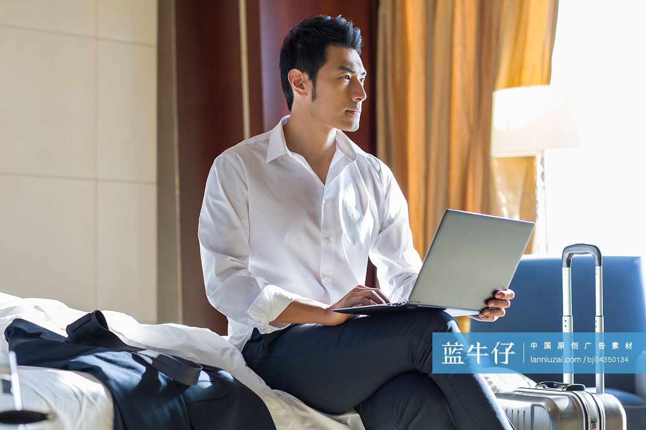 商务男士在宾馆使用笔记本电脑-蓝牛仔影像-中国原创广告影像素材
