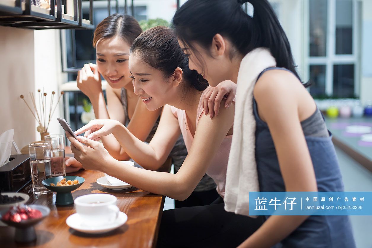 好闺蜜健身完一起喝咖啡