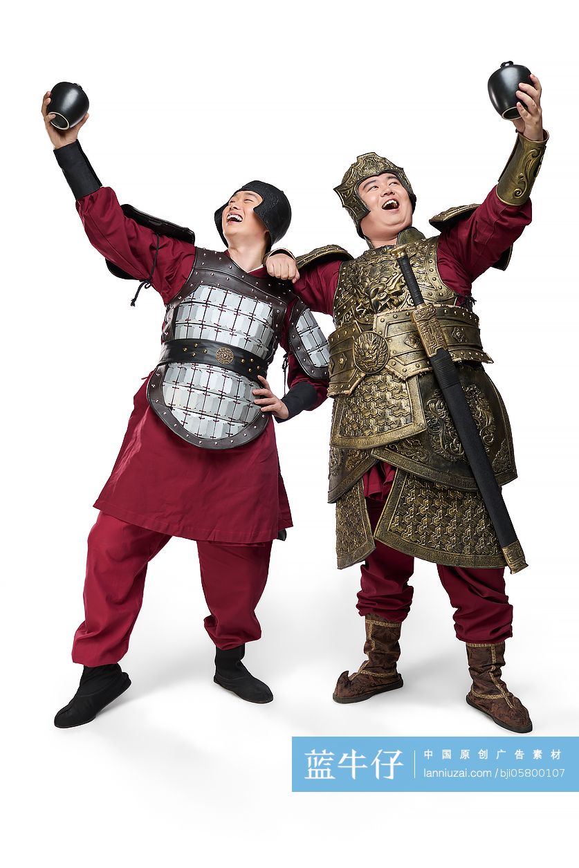 身穿铠甲的古代将军和一名士兵一起喝酒