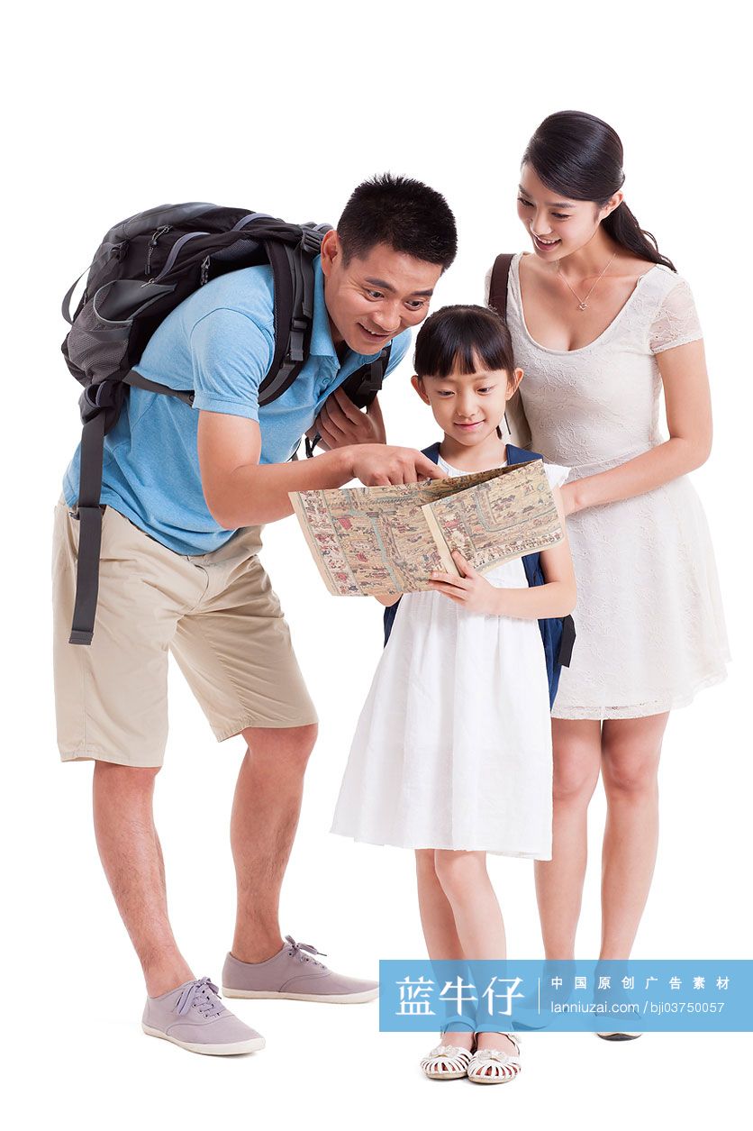 旅行的一家人看地图