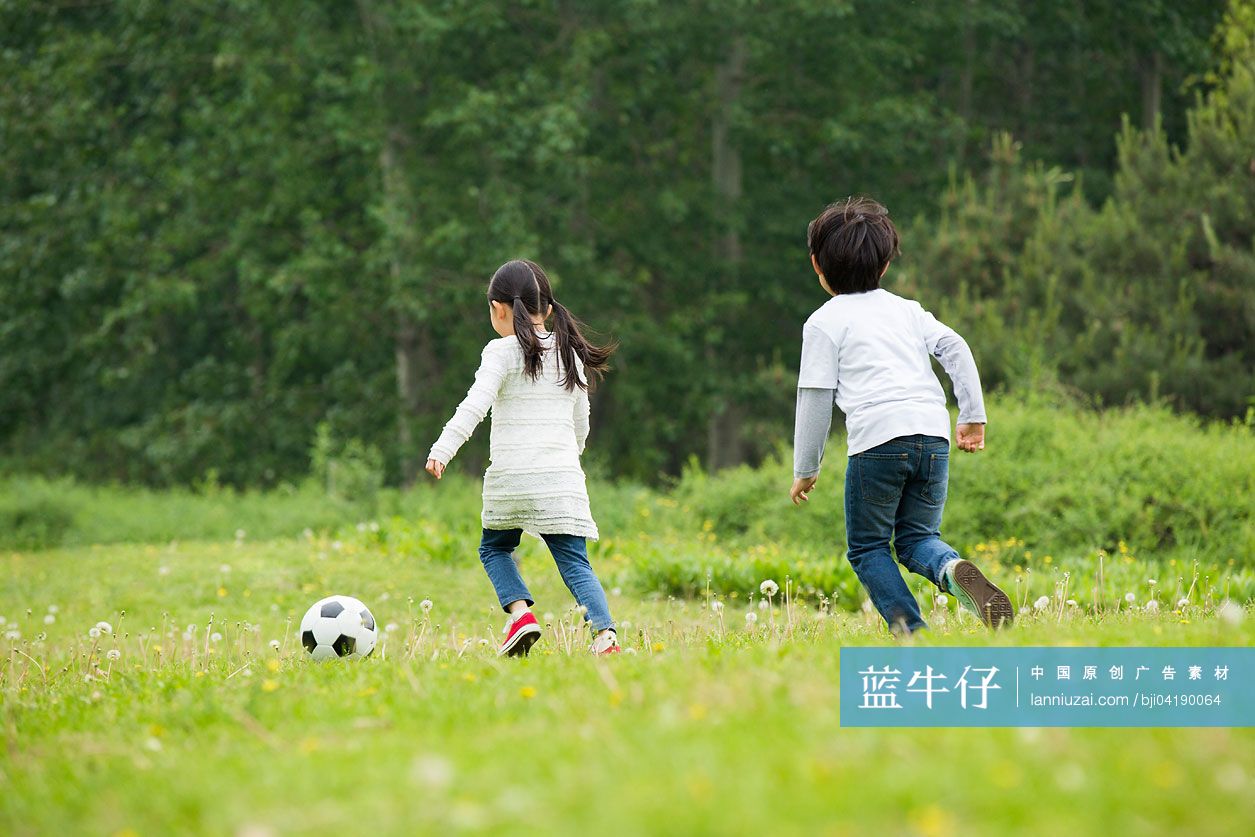 快乐儿童一起踢足球