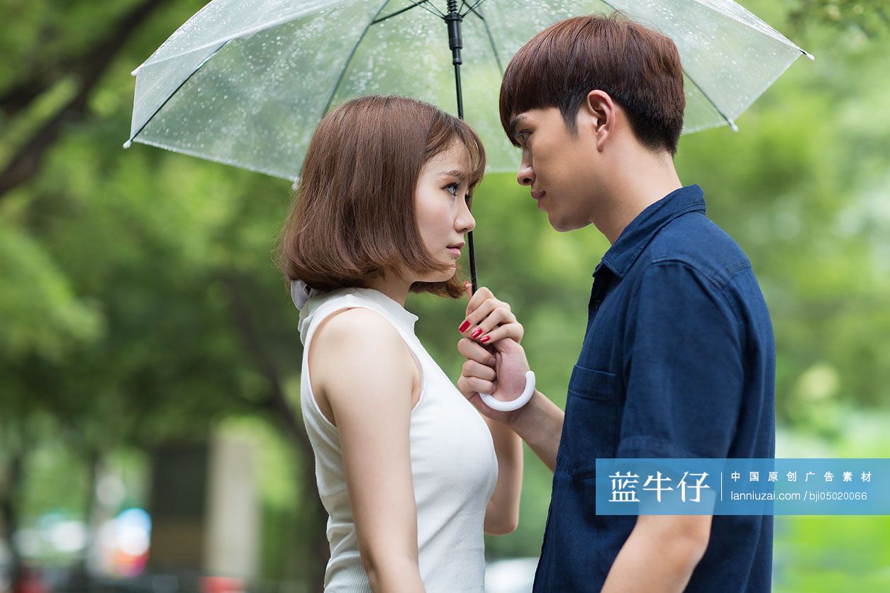 年轻情侣打着雨伞-蓝牛仔影像-中国原创广告影像素材