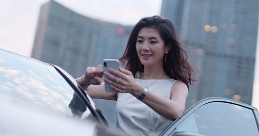 Confident Chinese businesswoman using smartphone,4K