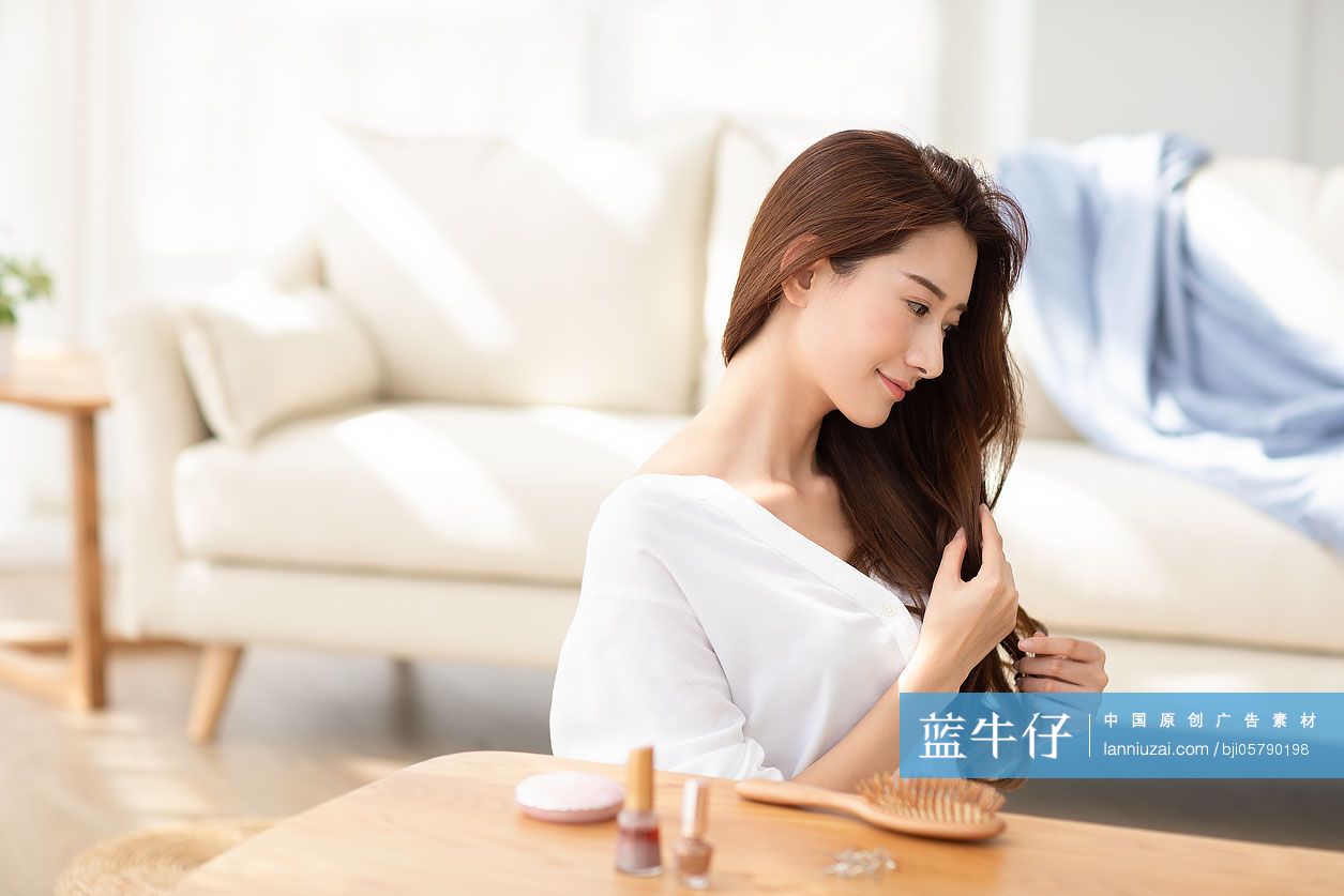 年轻女士在家护理头发