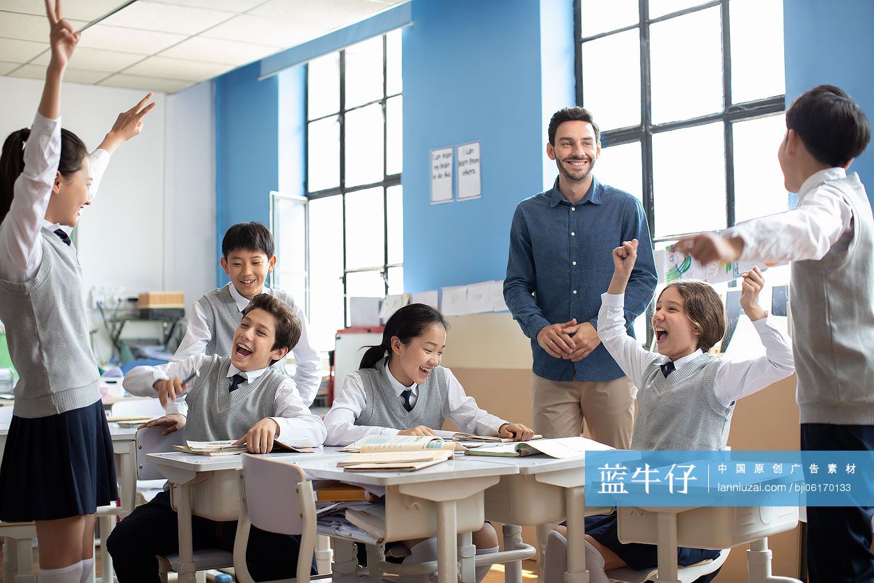 学生和老师在教室庆祝
