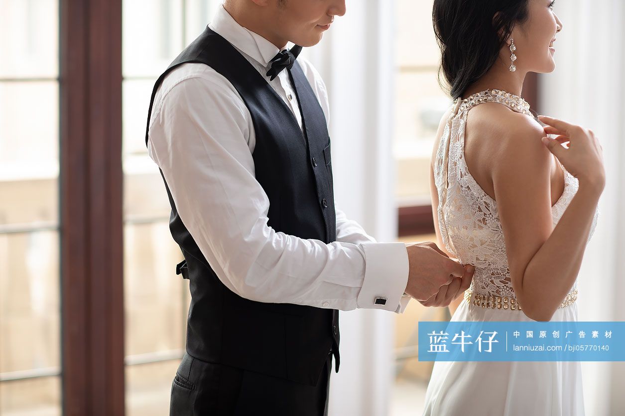 年轻男士帮妻子拉裙子拉链