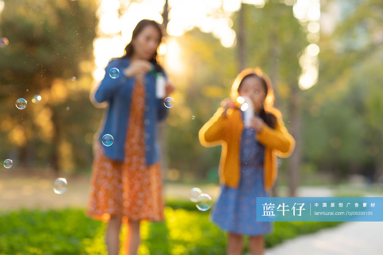 快乐母女俩在公园吹泡泡