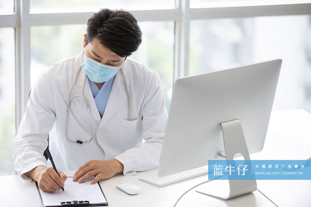 年轻医生在办公室工作