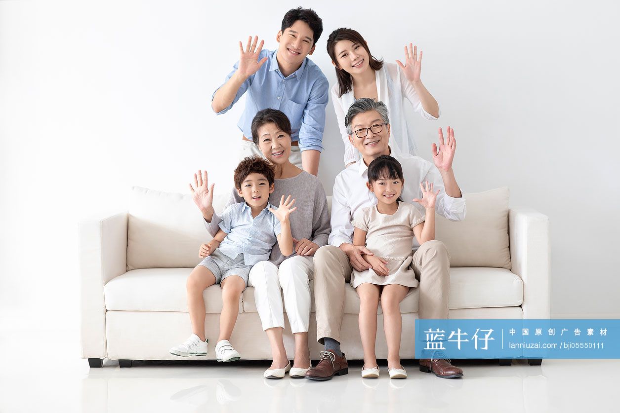 开心的一家人坐在沙发上