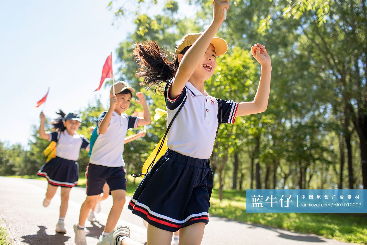 快乐的小学生春游