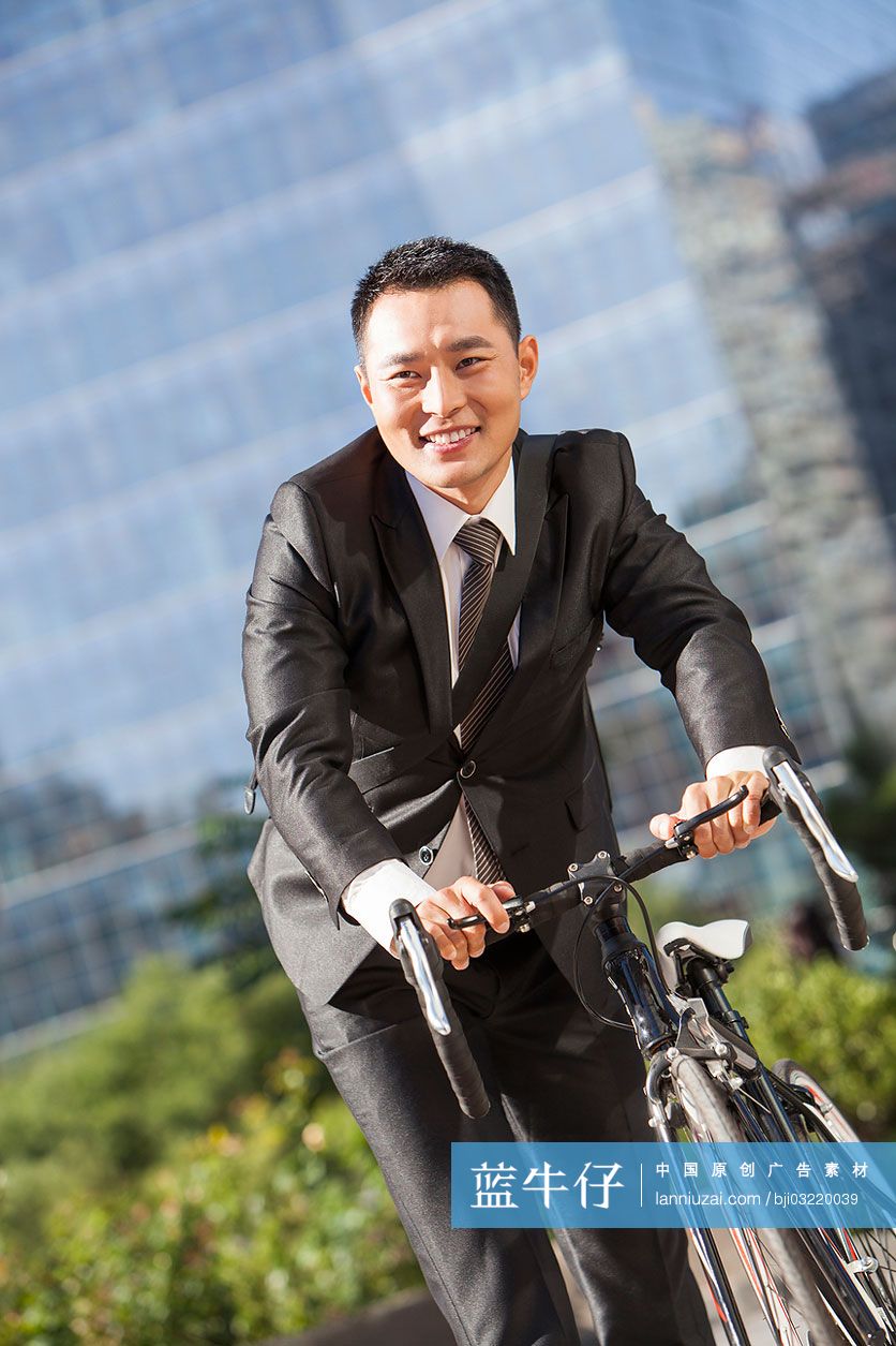 快乐上班族推自行车