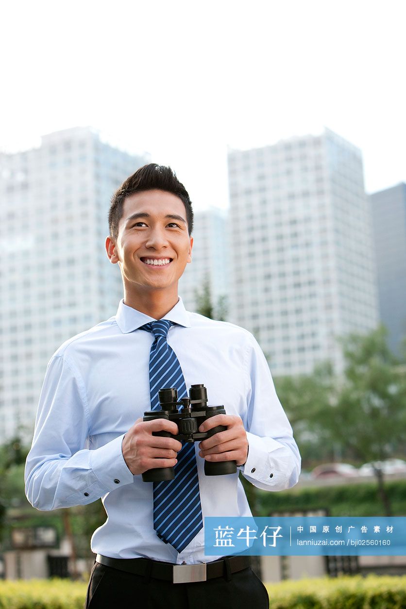 商务人士和望远镜