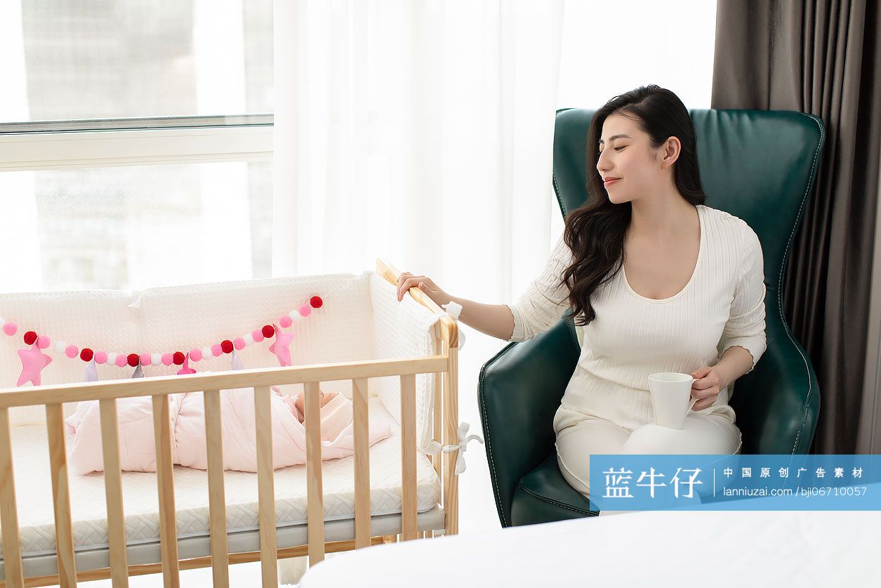 年轻妈妈照顾宝宝