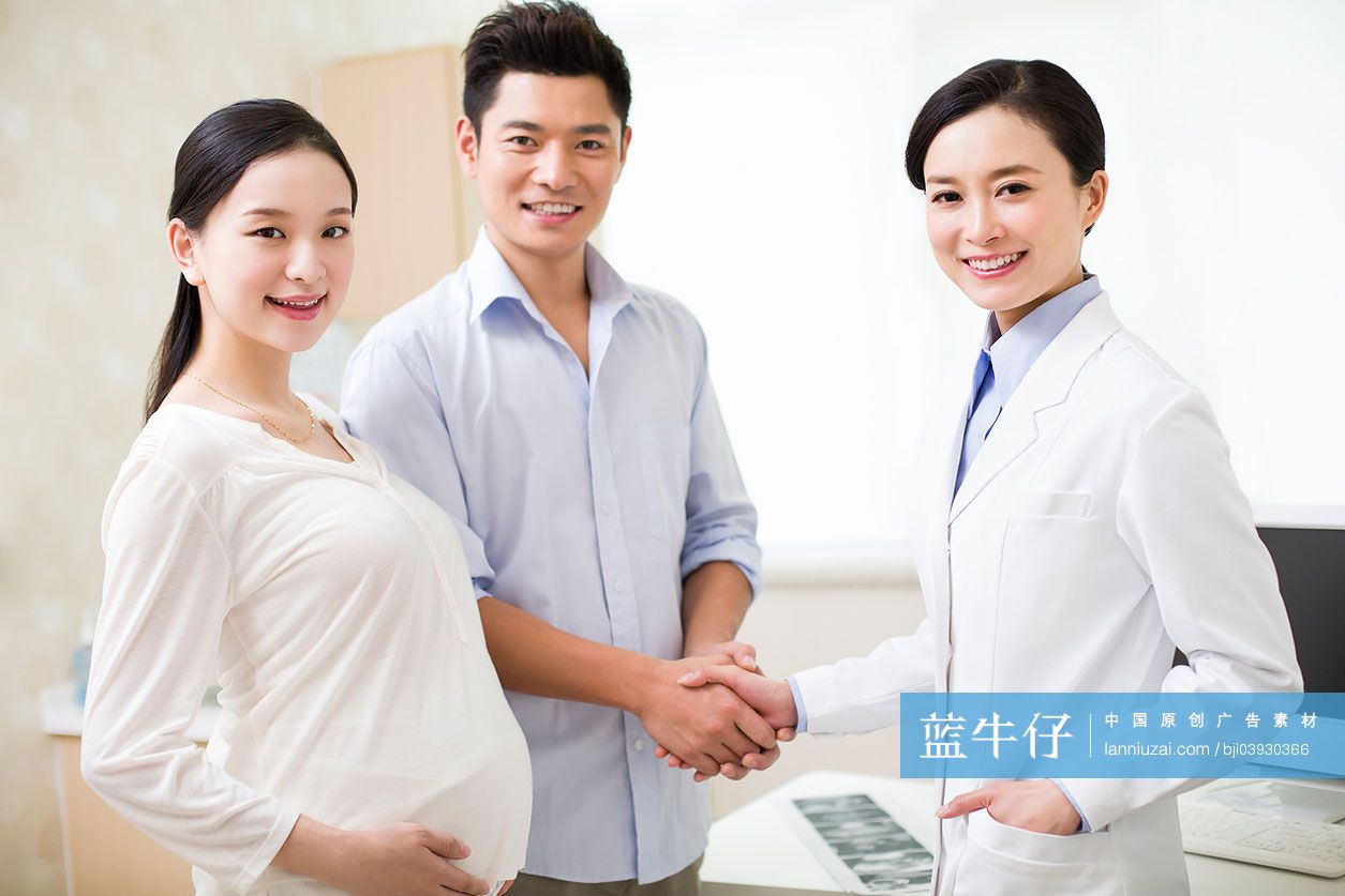 孕妇的丈夫和医生握手