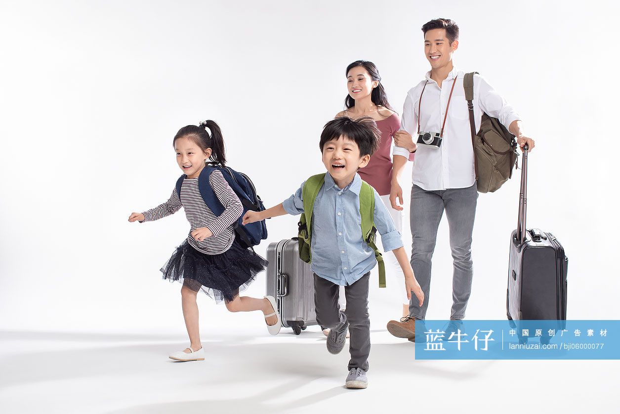 快乐的年轻家庭去度假