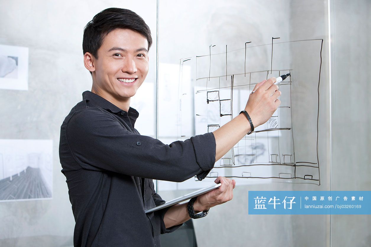 建筑设计师在玻璃墙上绘制草图