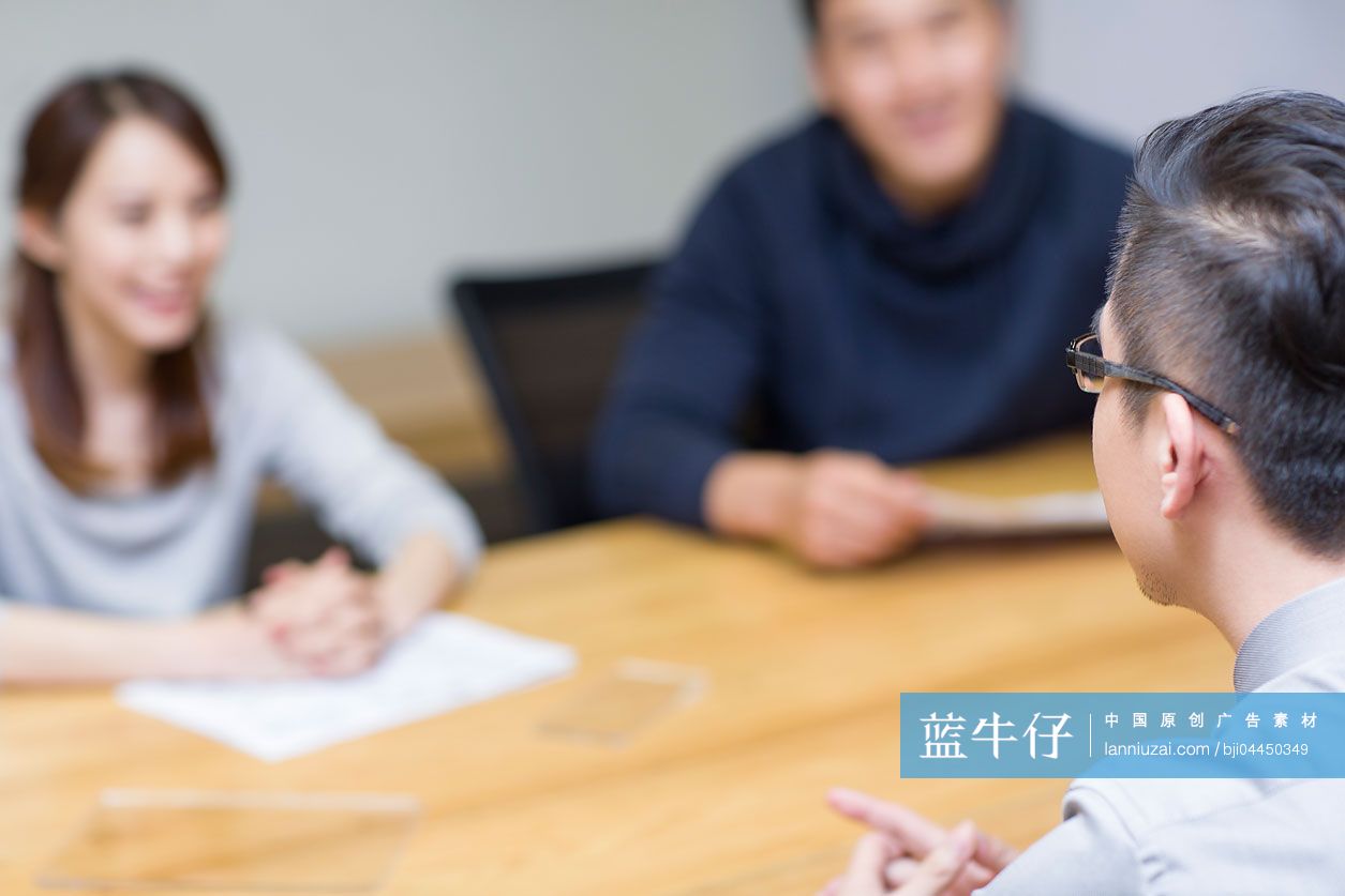 IT工作者在会议室开会讨论