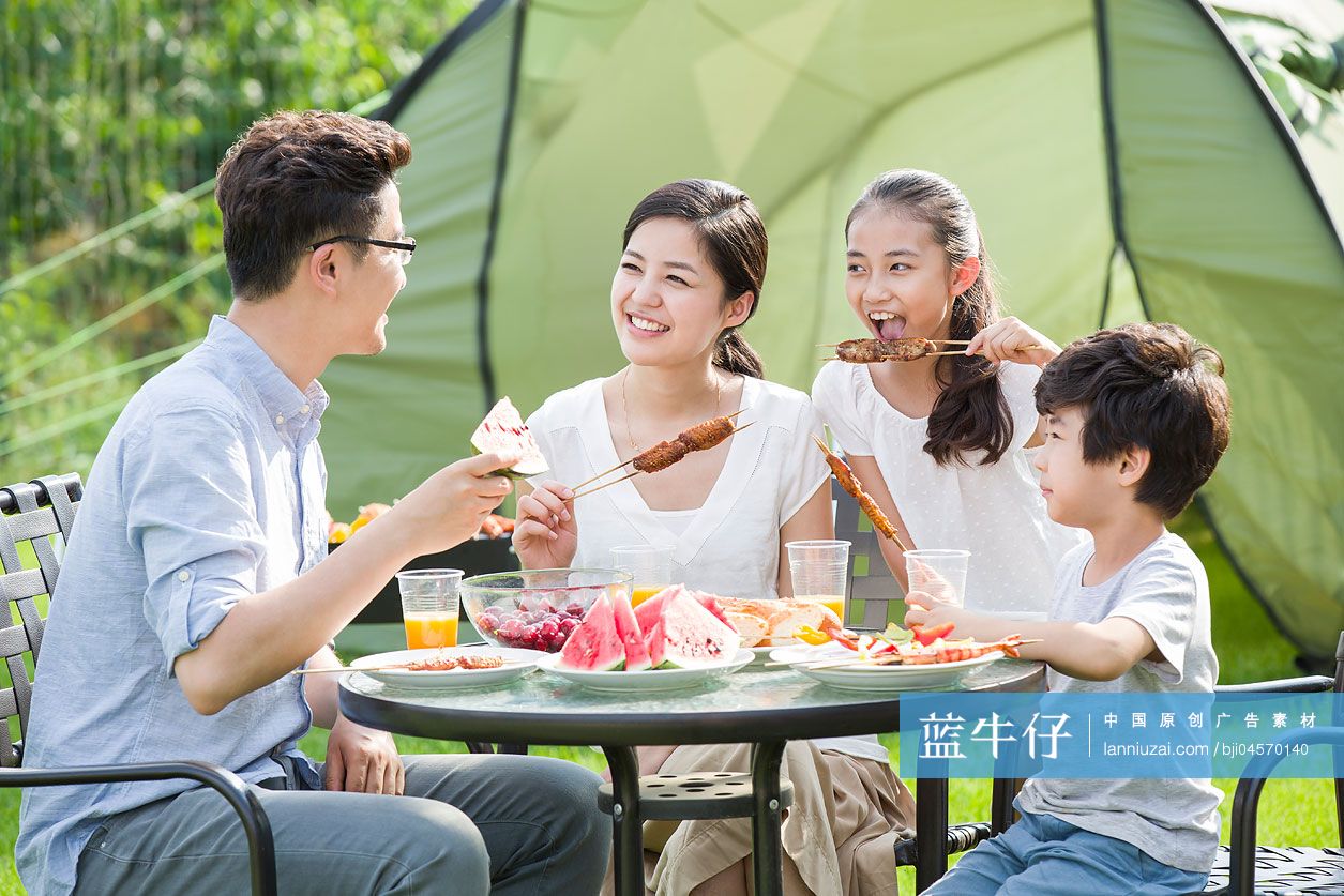 年轻家庭户外野餐