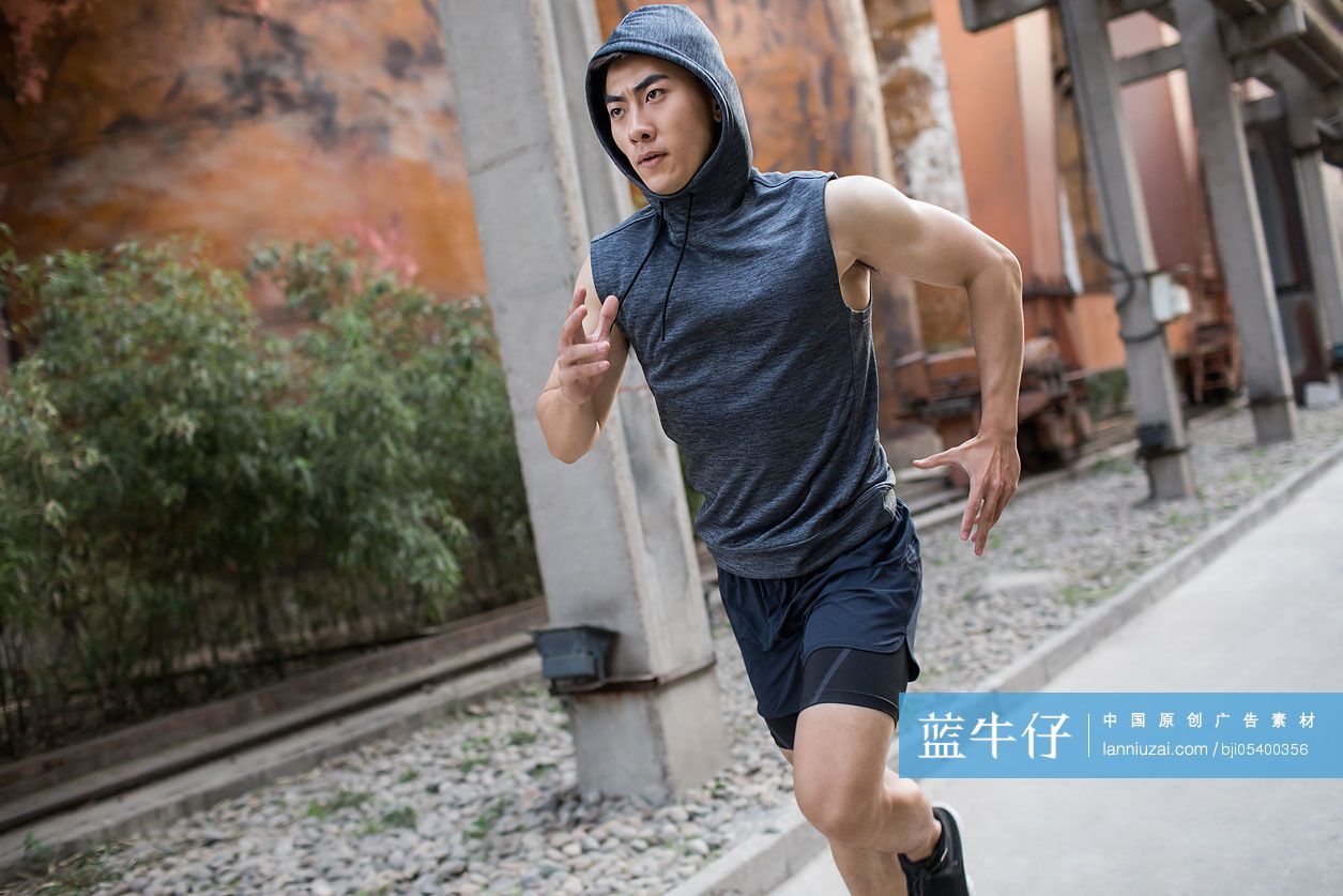 男轻男子在户外跑步健身
