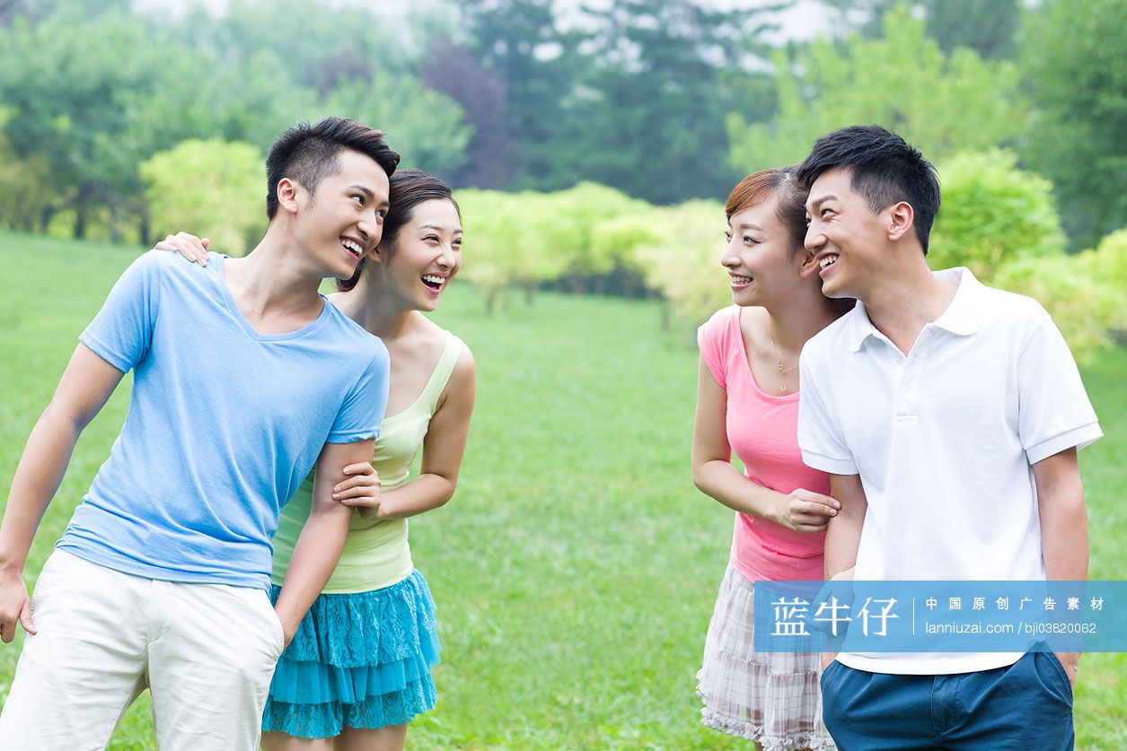 两对情侣在公园玩耍