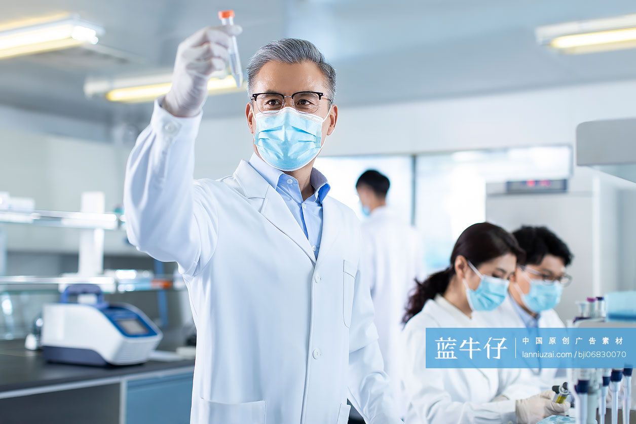 医学研究员在实验室工作