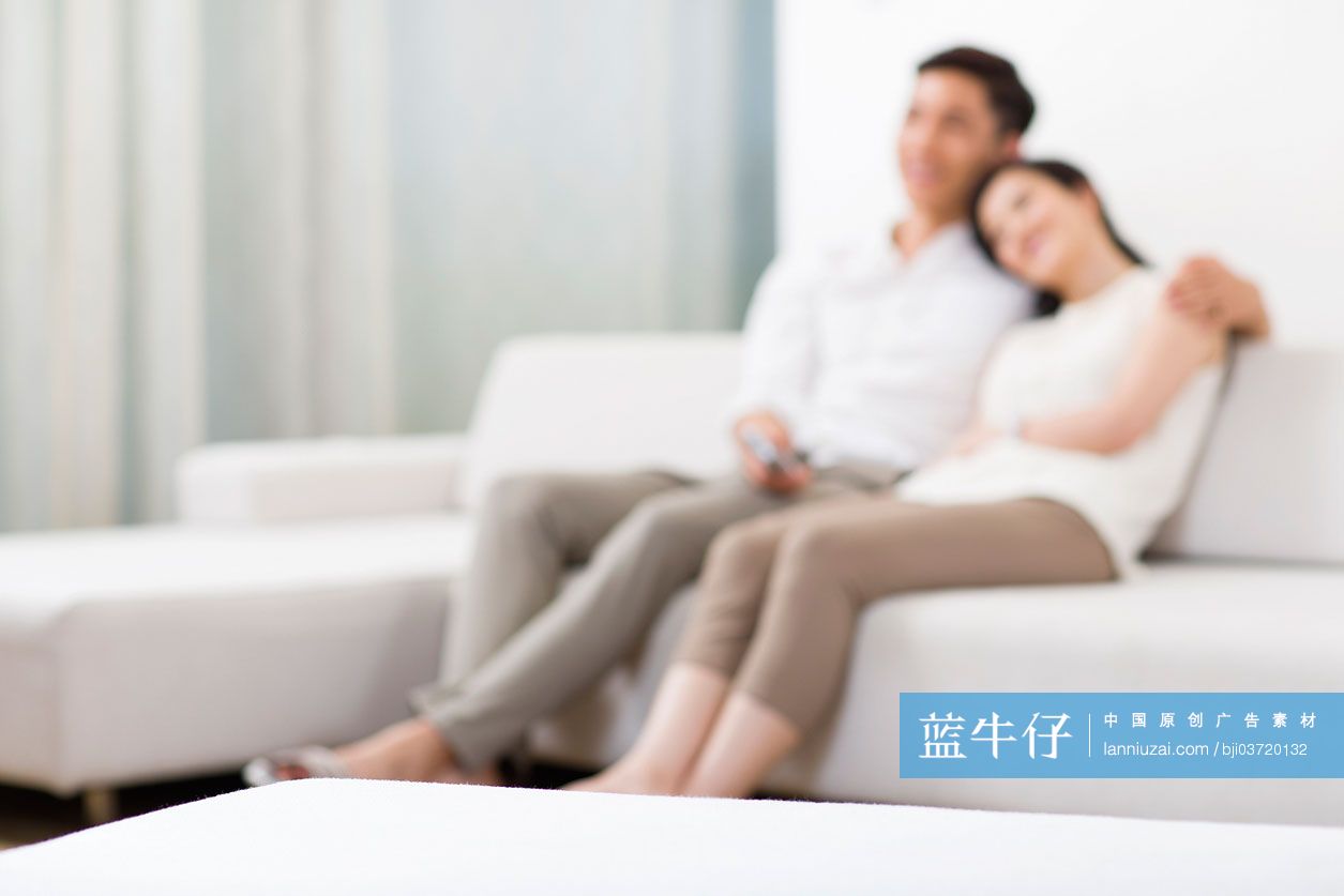 快乐夫妇在家看电视