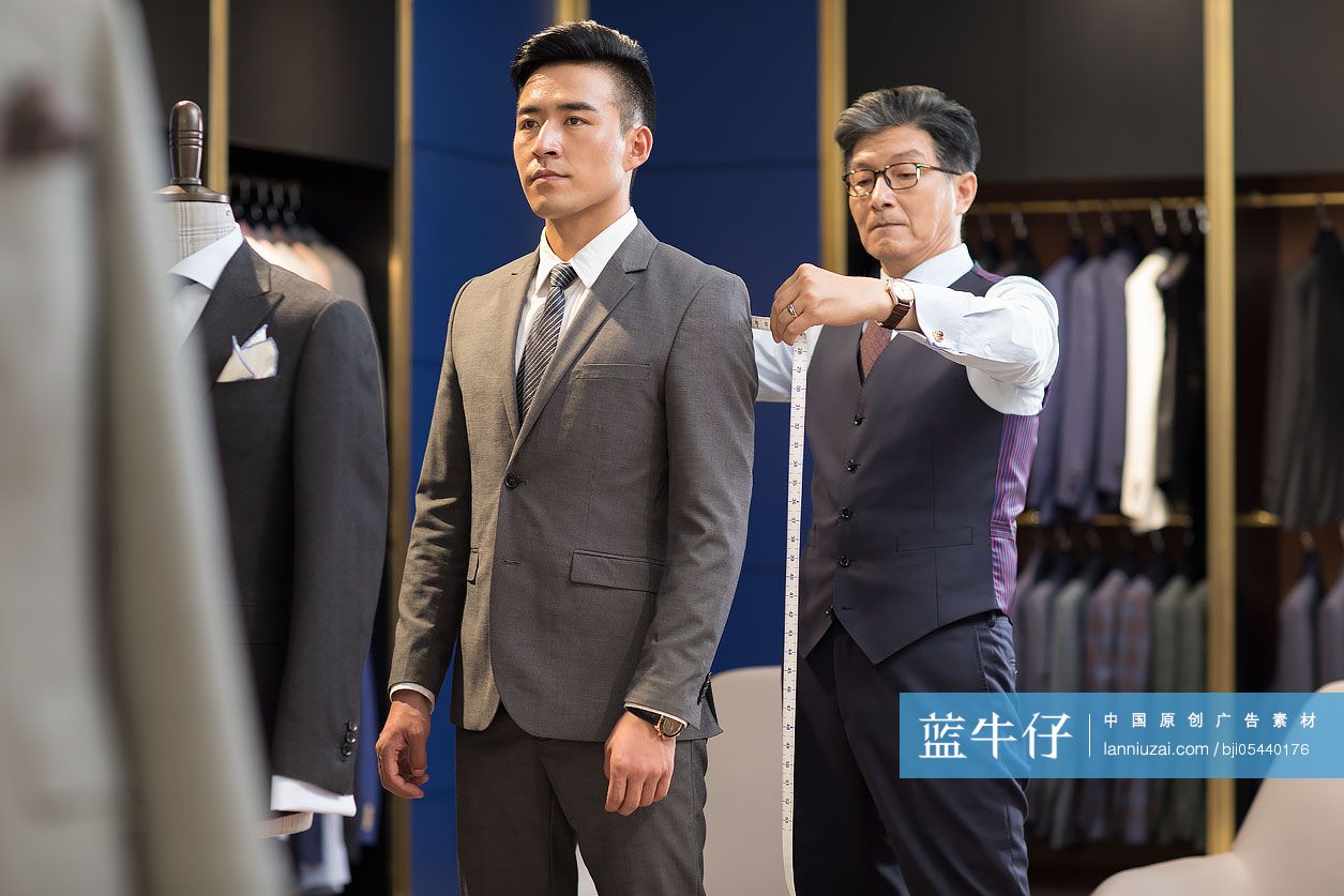 服装设计师为顾客量尺寸