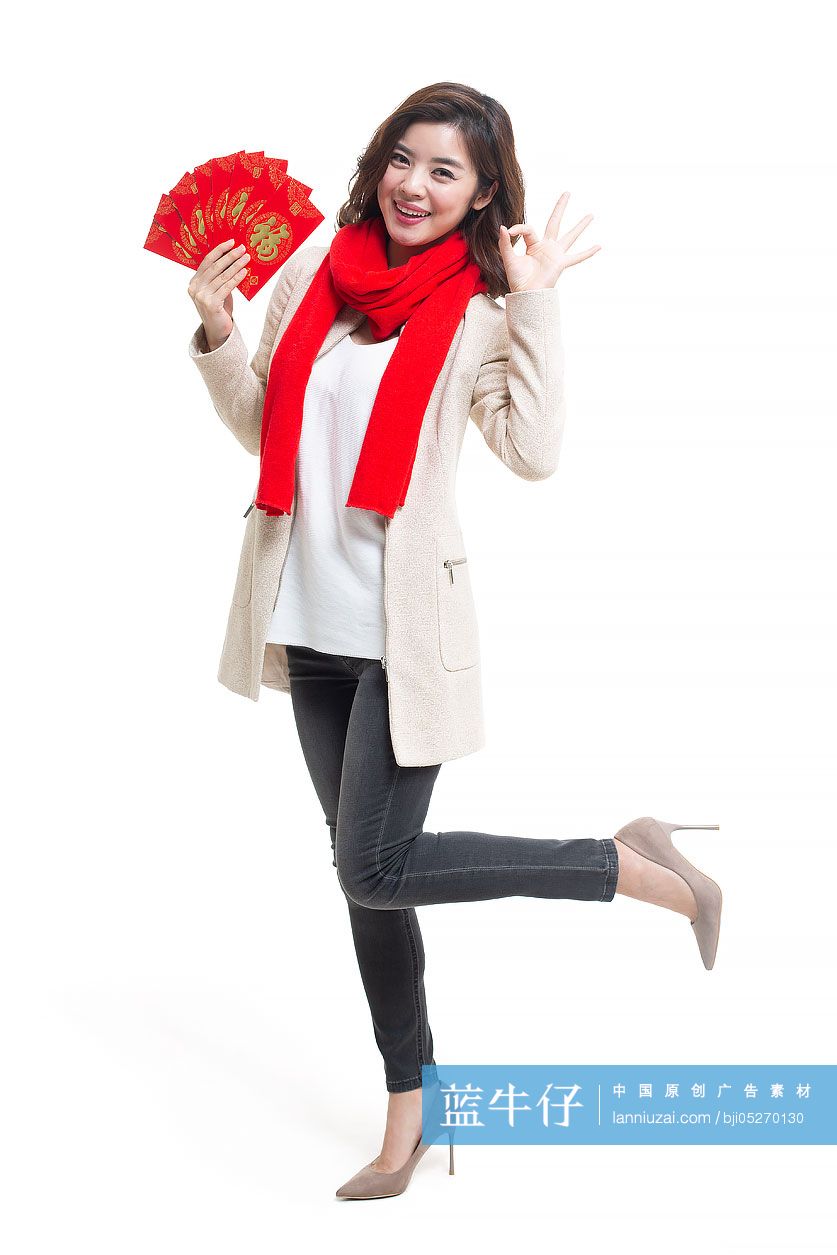 快乐的年轻女士手拿红包