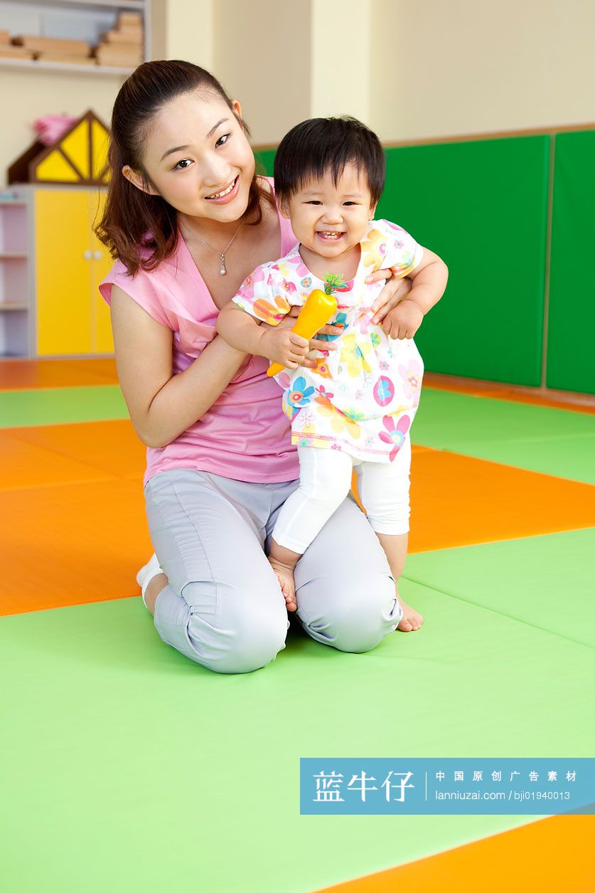 小宝宝和妈妈一起玩耍