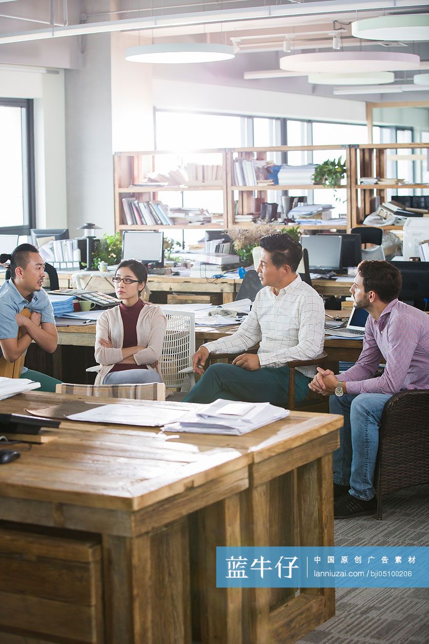建筑设计师团队在办公室讨论工作