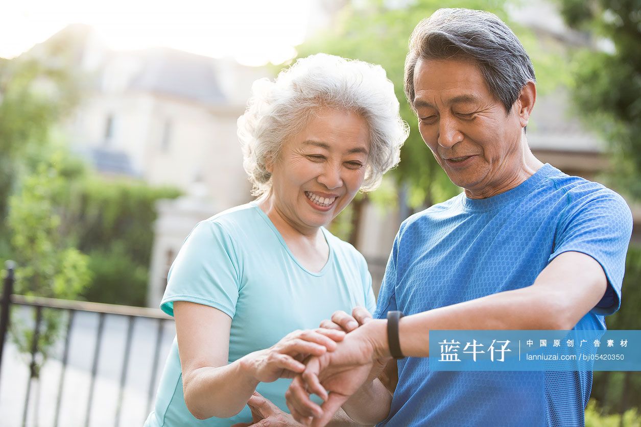 老年夫妇查看运动手环