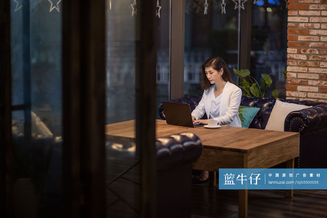 商务女性在咖啡馆使用电脑