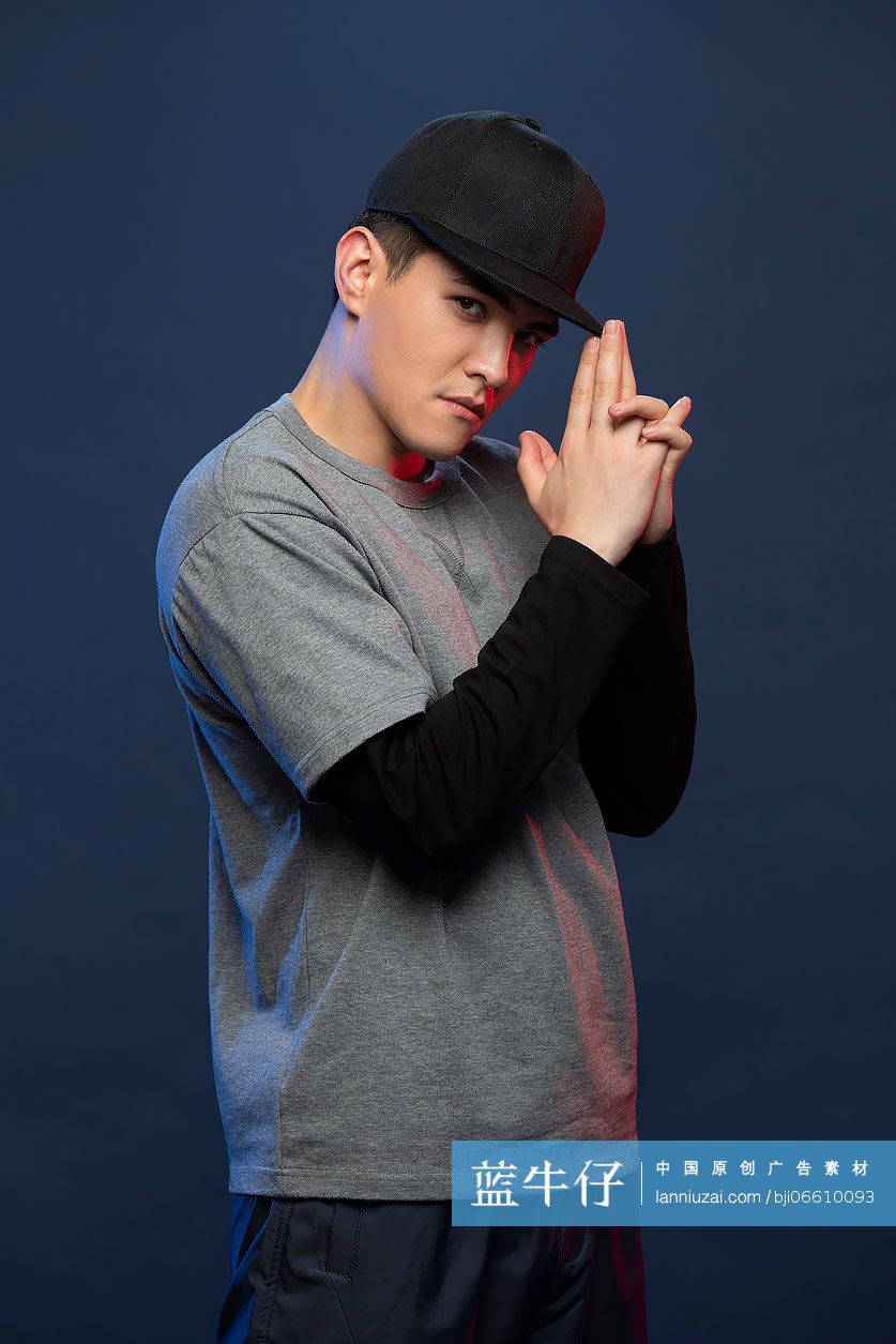 时尚的年轻男子