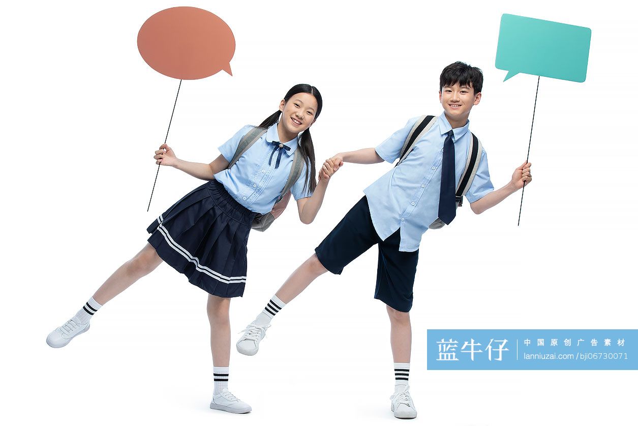 快乐的学生拿着对话框