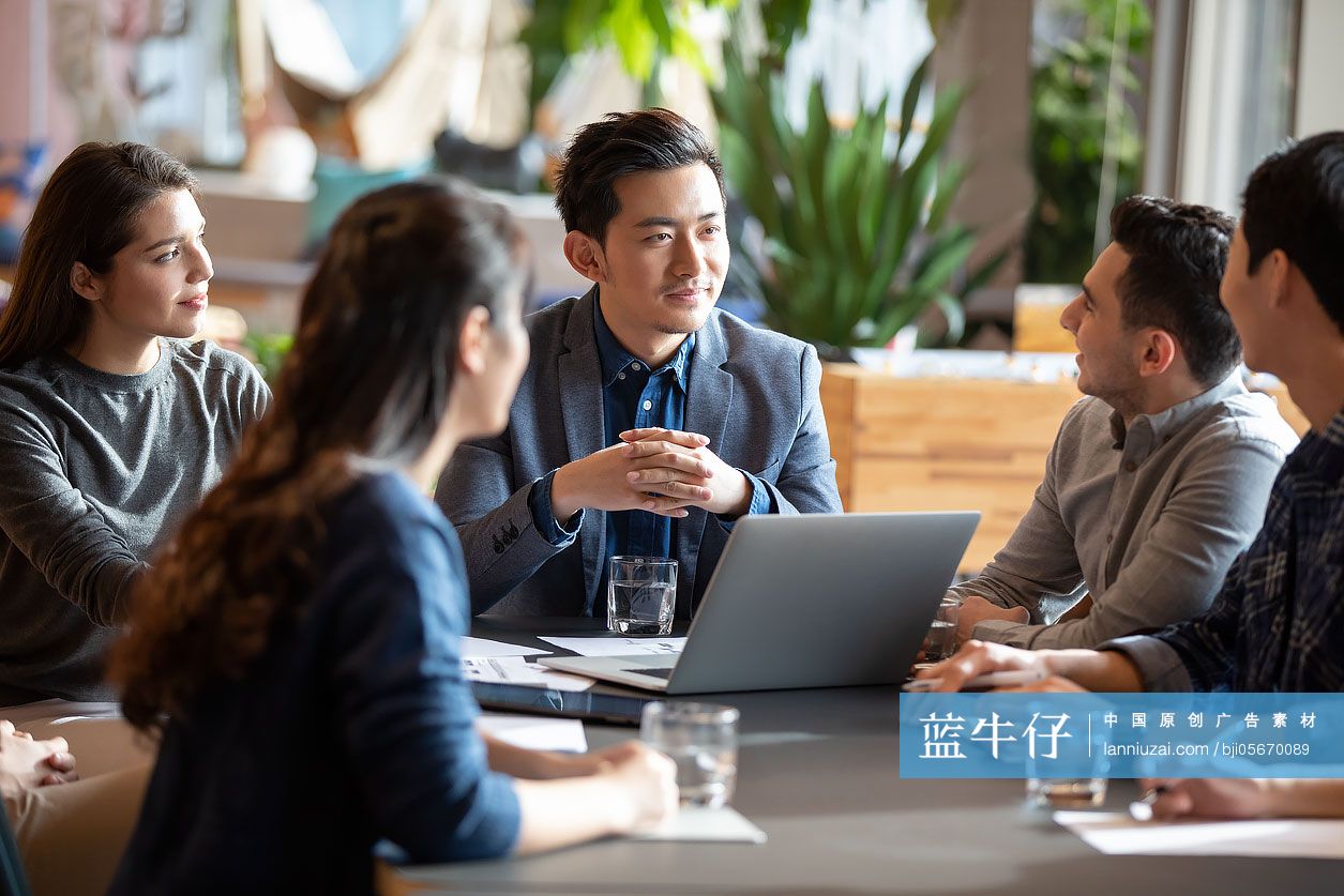 年轻大学生和老师讨论课题