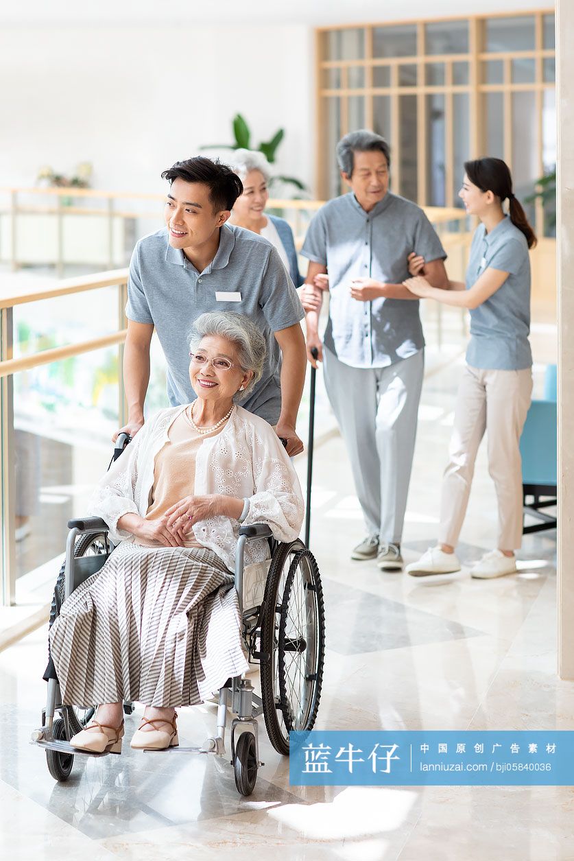 护工照顾老人