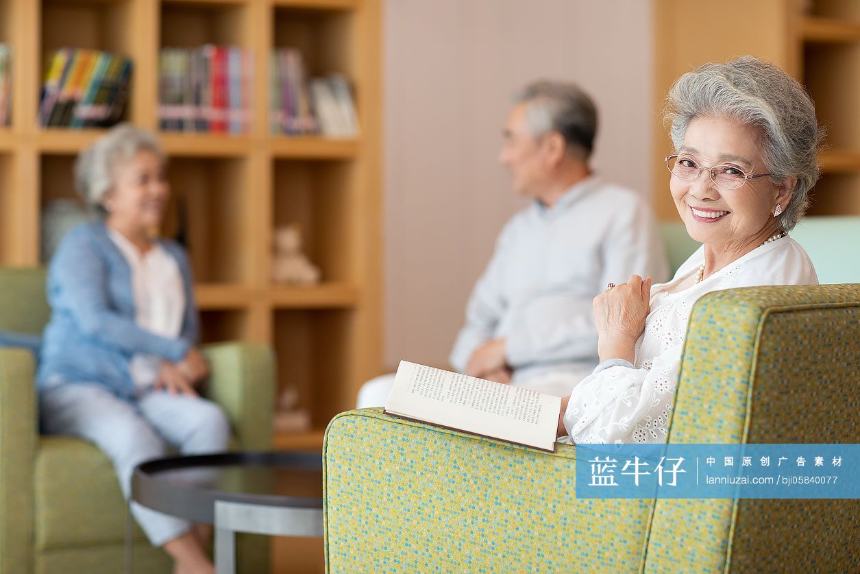 老年女性在养老院看书