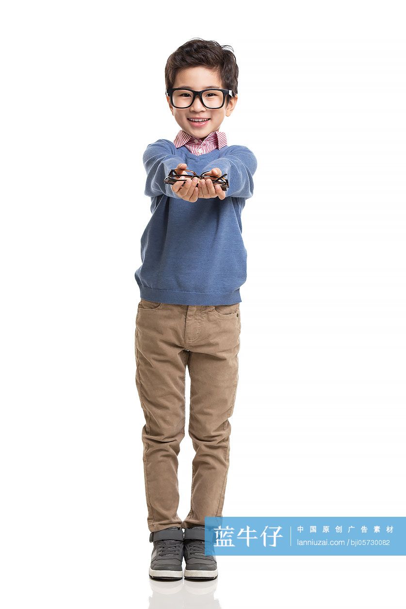 快乐的小男孩戴着眼镜