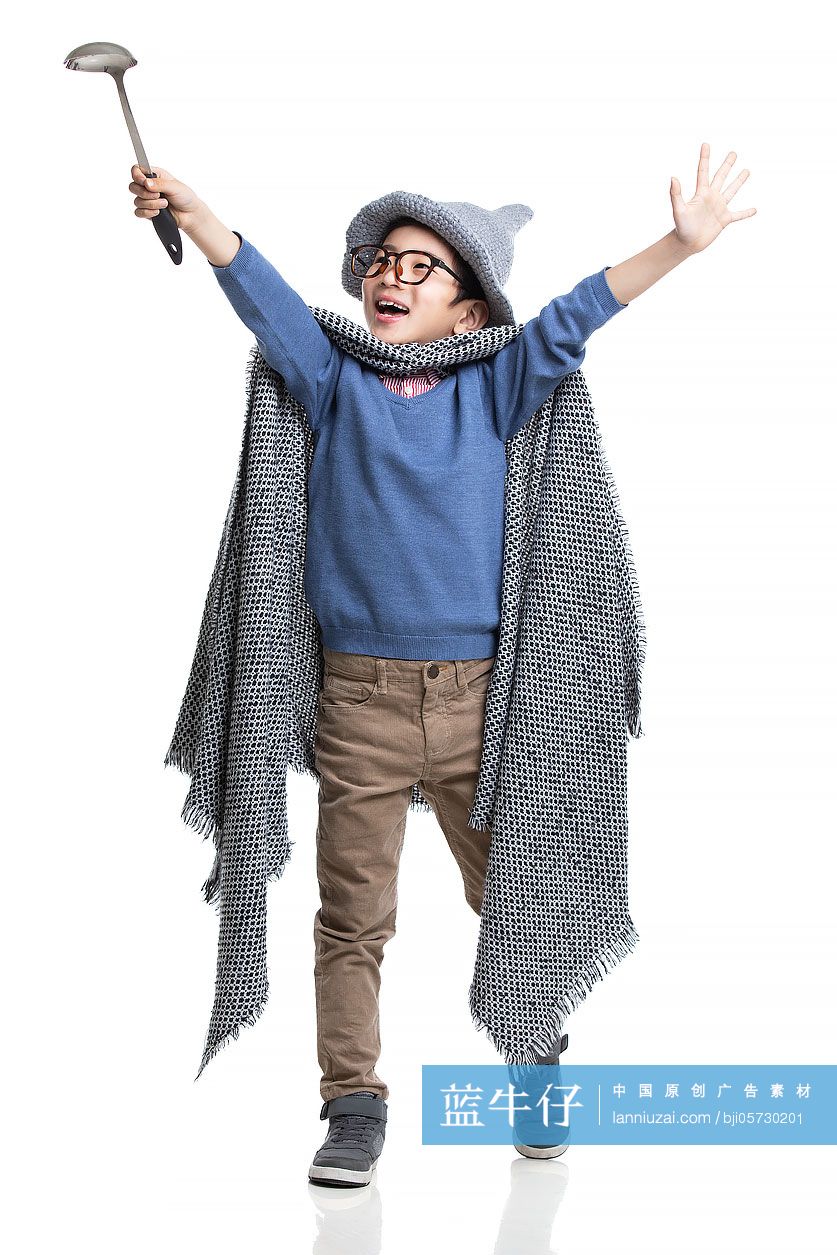 快乐的小男孩装扮成魔法师