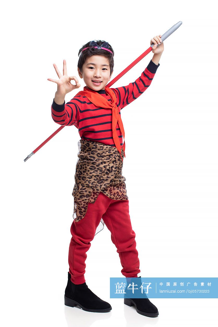 快乐的小男孩装扮成孙悟空