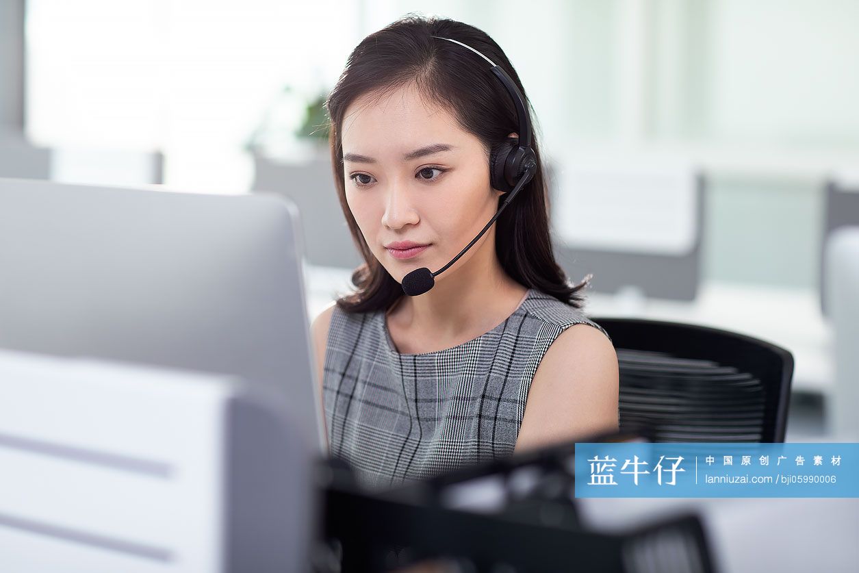 年轻的客服代表