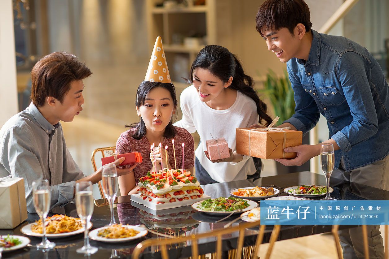 年轻朋友庆祝生日