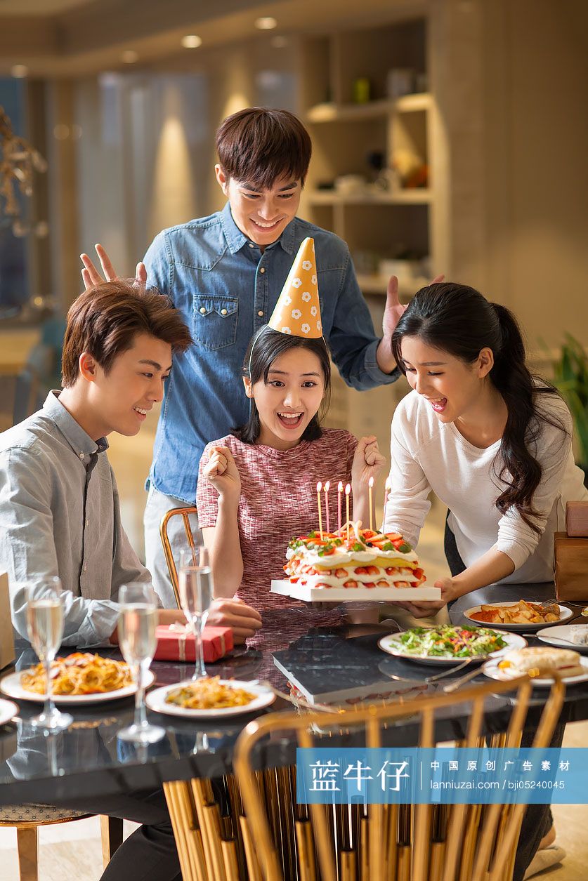 年轻朋友庆祝生日