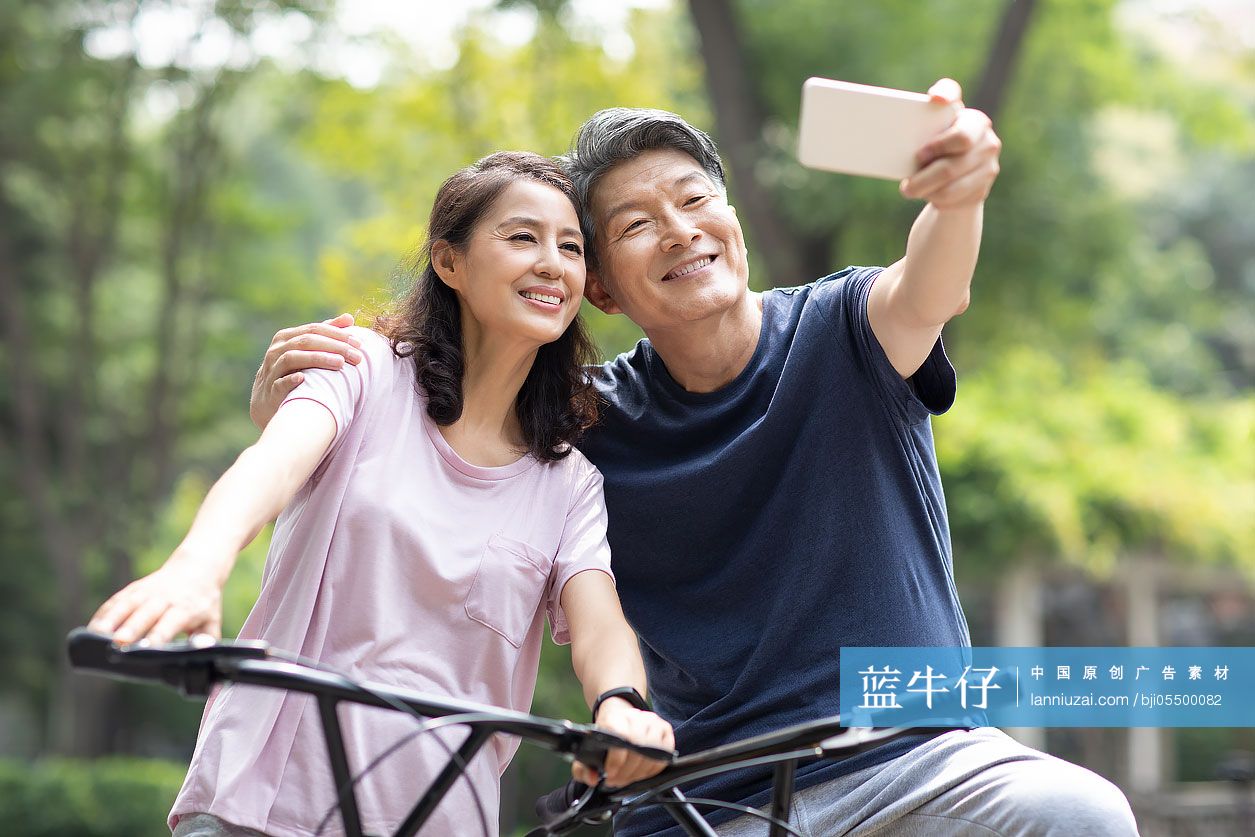 快乐的成熟夫妇自拍