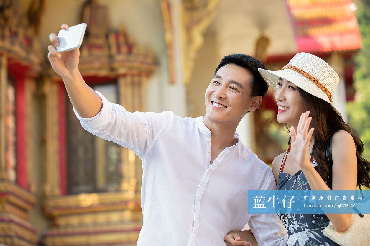 快乐的年轻情侣自拍