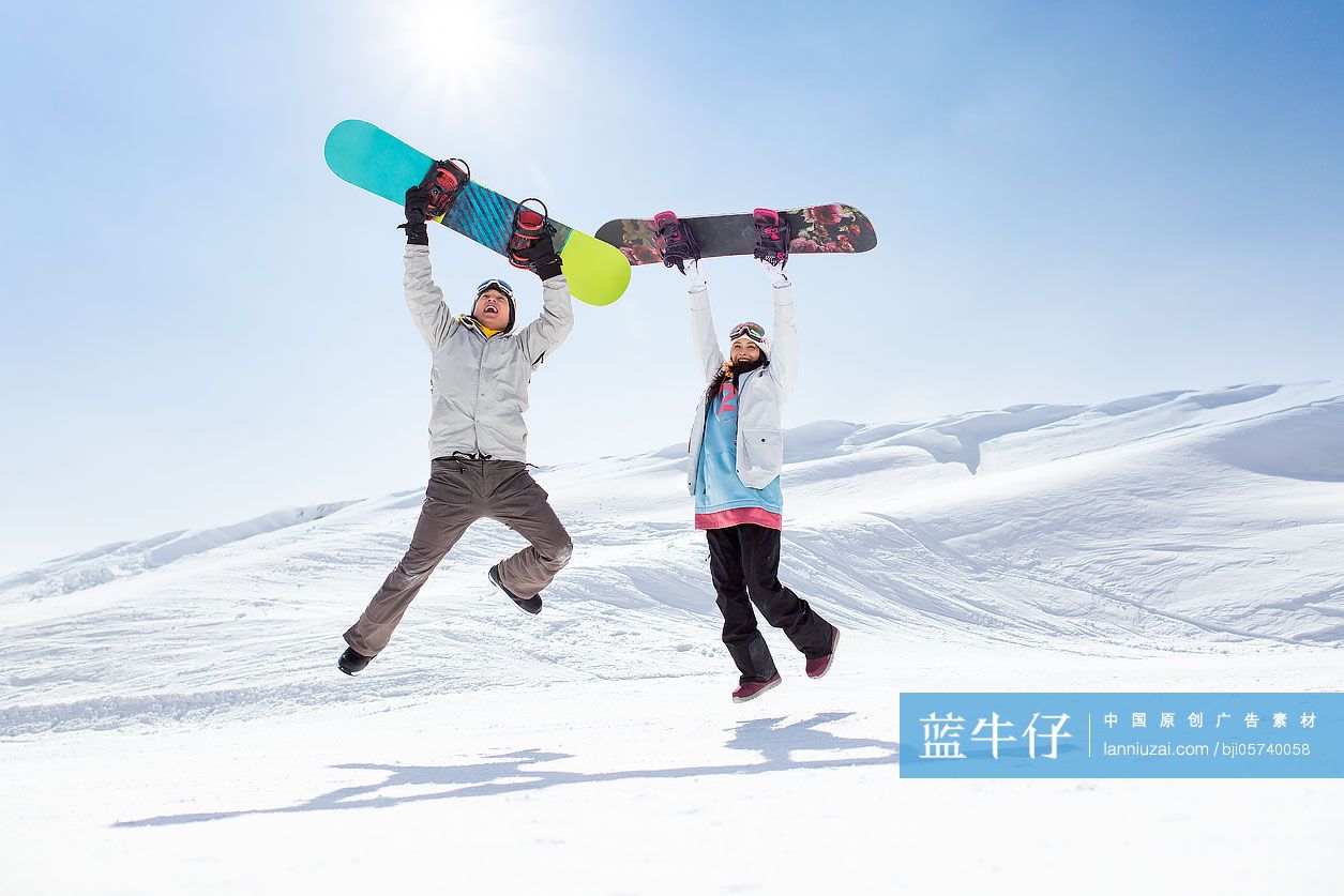 快乐的年轻情侣在滑雪场滑雪-蓝牛仔影像-中国原创广告影像素材