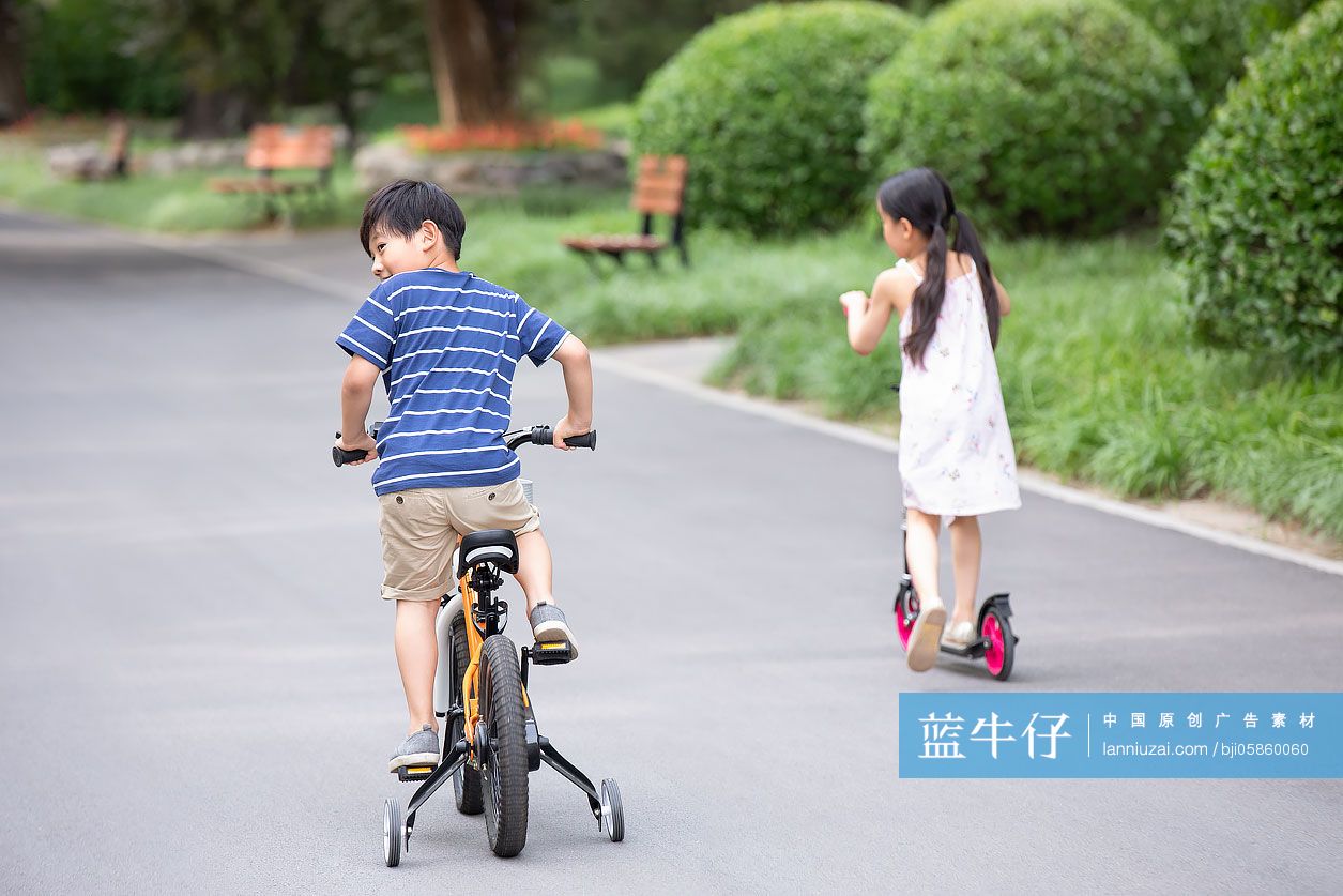 快乐的的姐弟俩在草地上玩耍-蓝牛仔影像-中国原创广告影像素材