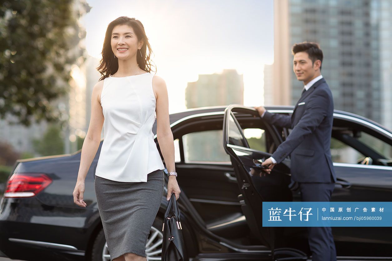 成功的商务女士下车