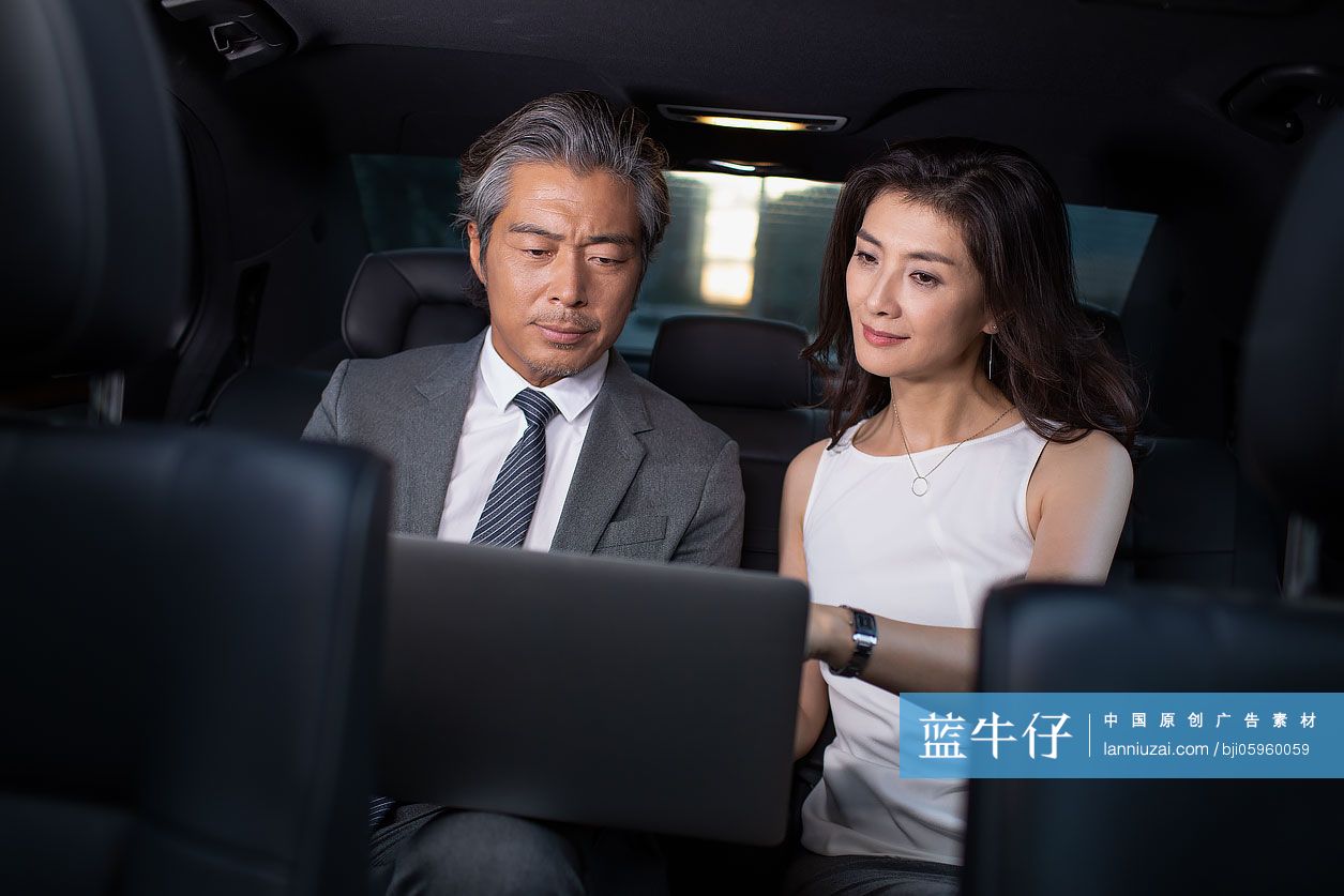 成功商务人士在车里使用笔记本电脑