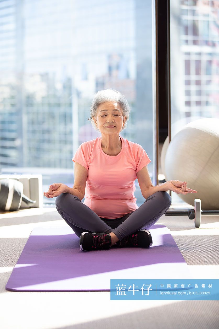 老年人在健身房练瑜伽